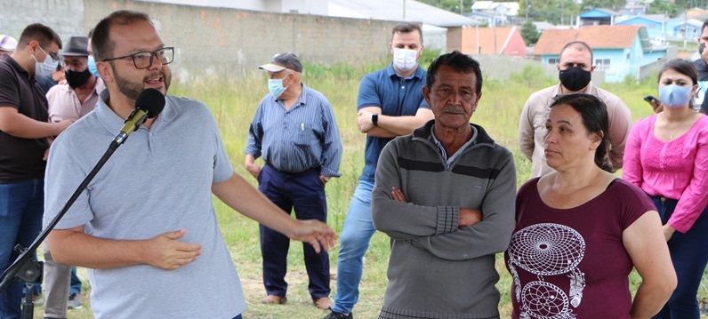 Prefeitura de Lages Prefeito em exercício, Juliano Polese, entrega ordem de serviço para asfaltamento de mais três ruas no bairro Santa Catarina