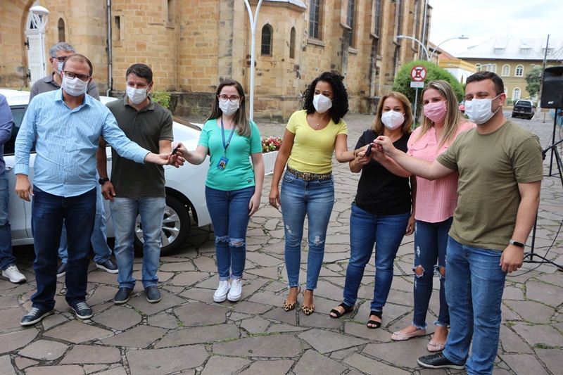 Prefeitura de Lages Prefeito em exercício, Juliano Polese, entrega novos veículos para a Secretaria da Saúde