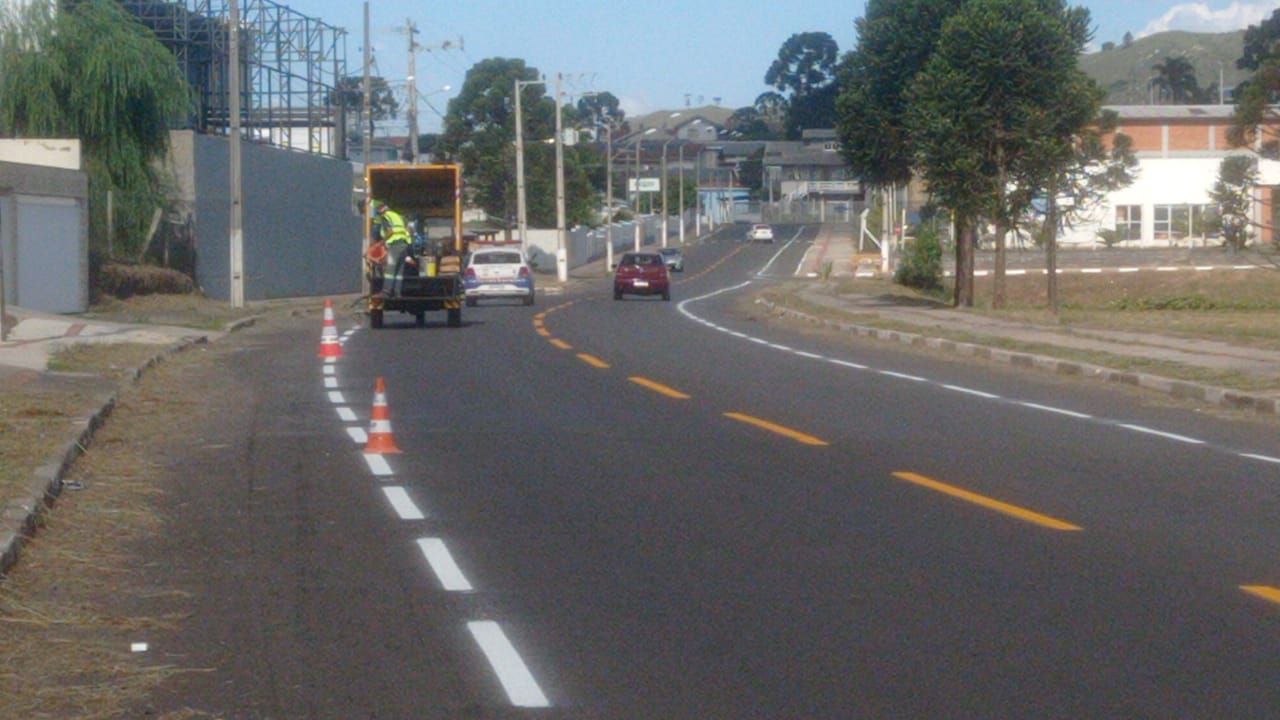 Prefeitura de Lages Sinalização de trânsito em vias do bairro Universitário é restaurada pela Prefeitura