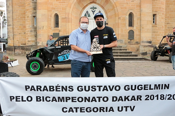 Prefeitura de Lages Prefeito em exercício, Juliano Polese, recebe o lageano bicampeão mundial do Rally Dakar, Gustavo Gugelmin