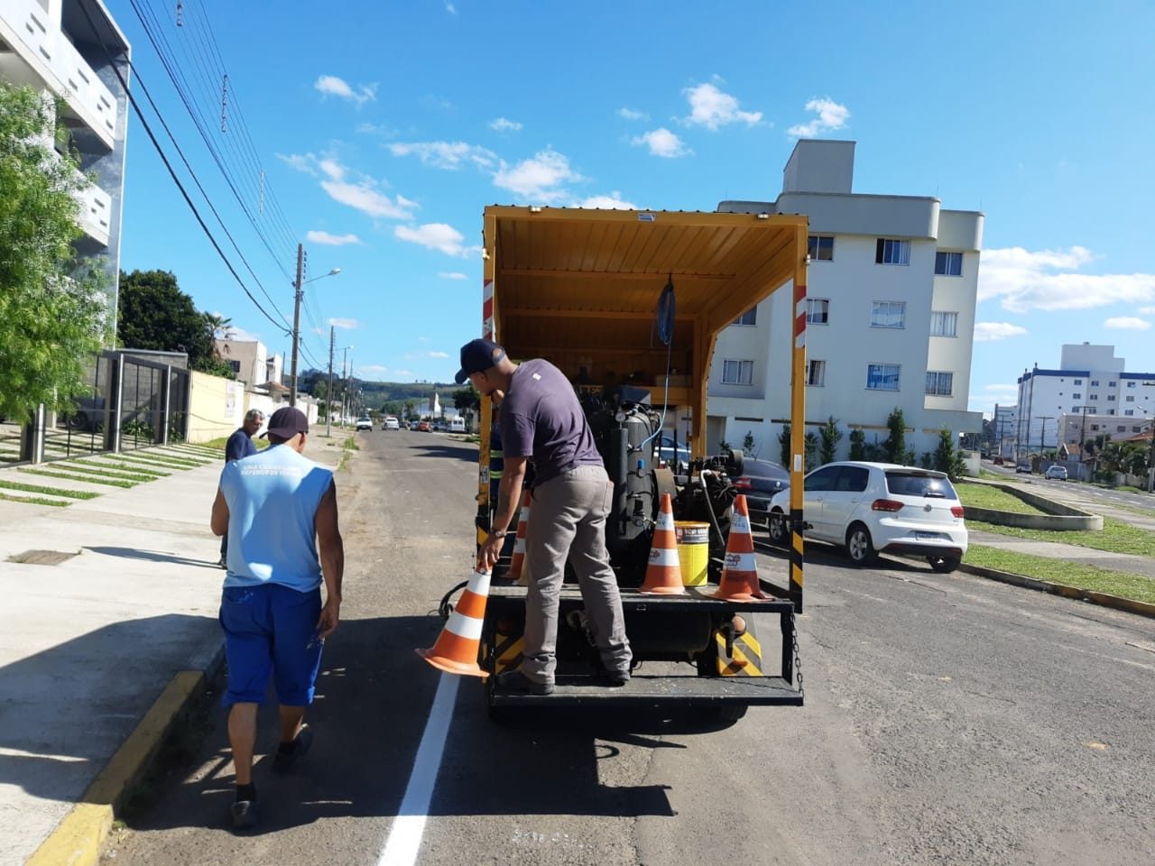 Prefeitura de Lages Diretran melhora sinalização de trânsito em vias dos bairros