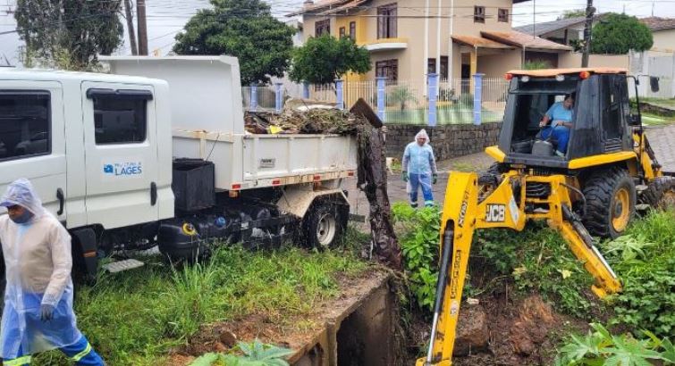 Prefeitura de Lages Blog da Prefa Ação emergencial de limpeza nas cabeceiras de pontes e galerias 