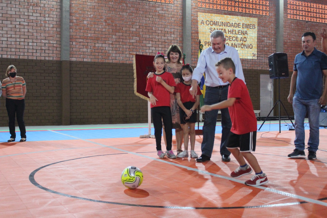 Prefeitura de Lages Prefeito Ceron entrega reforma geral do ginásio poliesportivo da EMEB Santa Helena