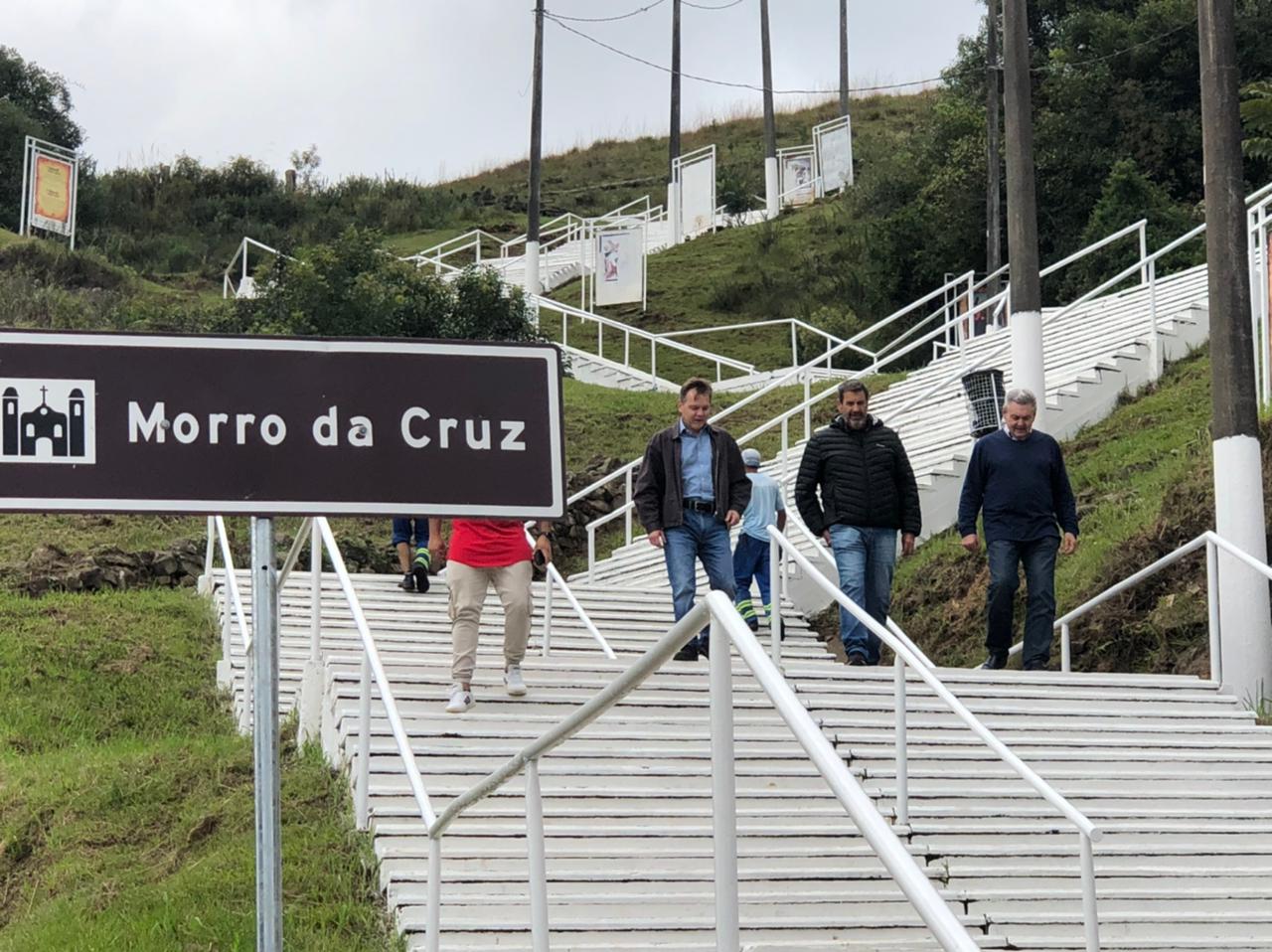 Prefeitura de Lages Prefeito Ceron vistoria serviços finais de preparação do Morro da Cruz para as encenações da Semana Santa