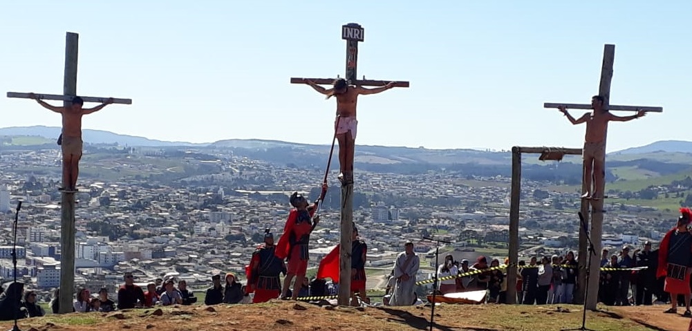 Prefeitura de Lages Cenário da morte e ressurreição de Jesus é atualizado no alto do Morro da Cruz