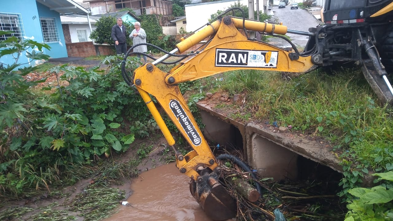 Prefeitura de Lages Defesa Civil de Lages atende cerca de 30 chamados no período da manhã, dessa segunda (2), devido à chuva volumosa