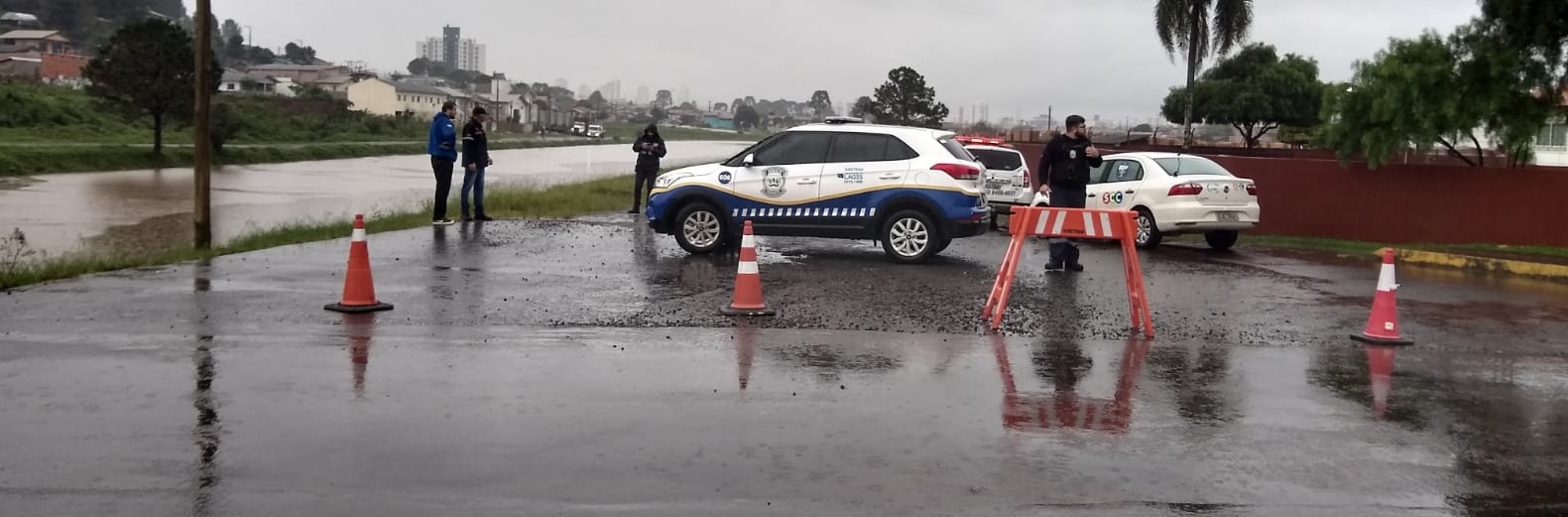 Prefeitura de Lages Diretran interdita trecho da avenida Belizário Ramos, no bairro Habitação, devido à inundação