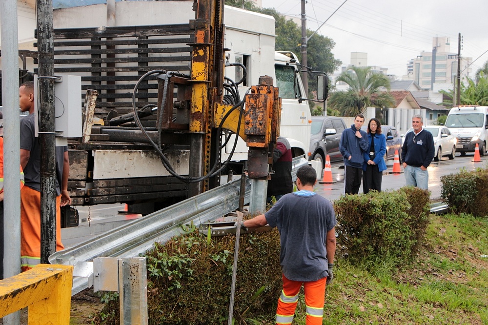 Prefeitura de Lages Prefeitura de Lages substitui guard rails danificados da avenida Carahá