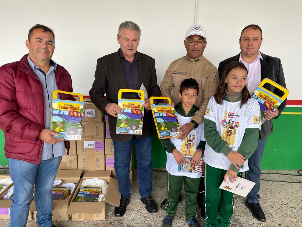 Prefeitura de Lages Prefeito Ceron prestigia ato de lançamento e entrega da revista de Educação no Trânsito, da Diretran de Lages, na Polícia Militar Rodoviária