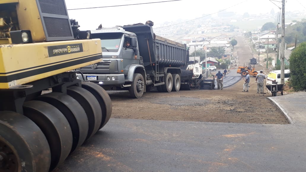 Prefeitura de Lages Ruas do bairro Santa Catarina estão recebendo asfalto