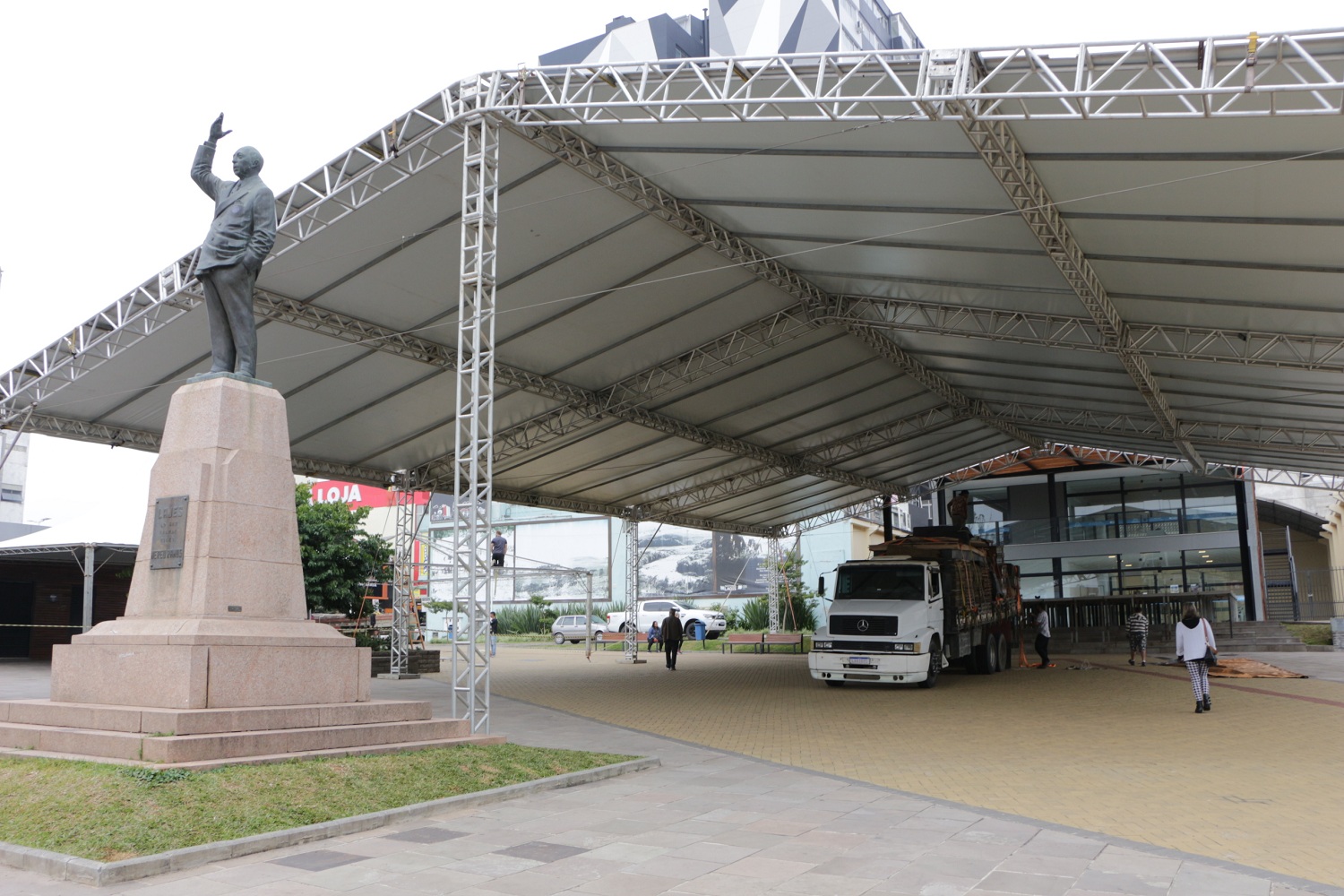 Prefeitura de Lages Recanto do Pinhão Aracy Paim ganha forma no calçadão da praça João Costa, em Lages