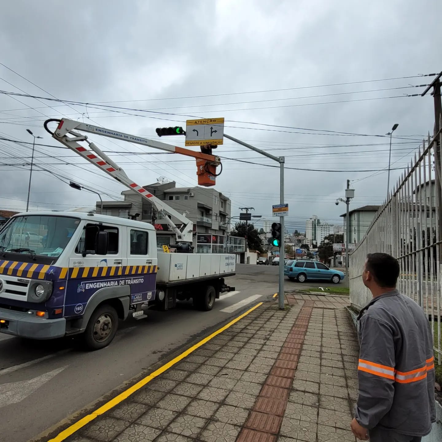 Prefeitura de Lages Prefeitura instala novas placas orientativas e de destino em ruas e avenidas de Lages