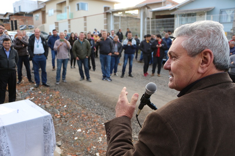 Prefeitura de Lages Município e Governo do Estado investem R$ 469 mil em pavimentação asfáltica em rua do bairro Santo Antônio 