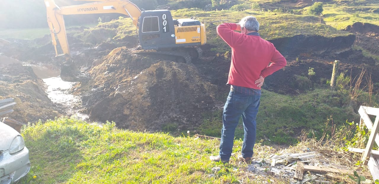 Prefeitura de Lages Prefeitura de Lages realiza obra de desassoreamento em córrego do bairro Santa Clara