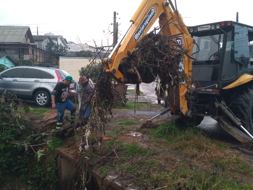 Prefeitura de Lages Prefeitura de Lages realiza limpeza em córregos, riachos e rios para ajudar na vazão da água com as constantes chuvas