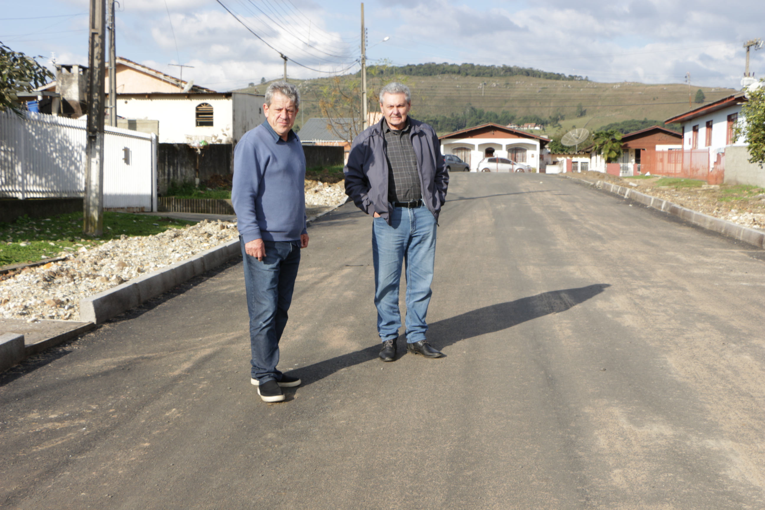 Prefeitura de Lages Prefeito Ceron vistoria ruas asfaltadas no bairro Ferrovia