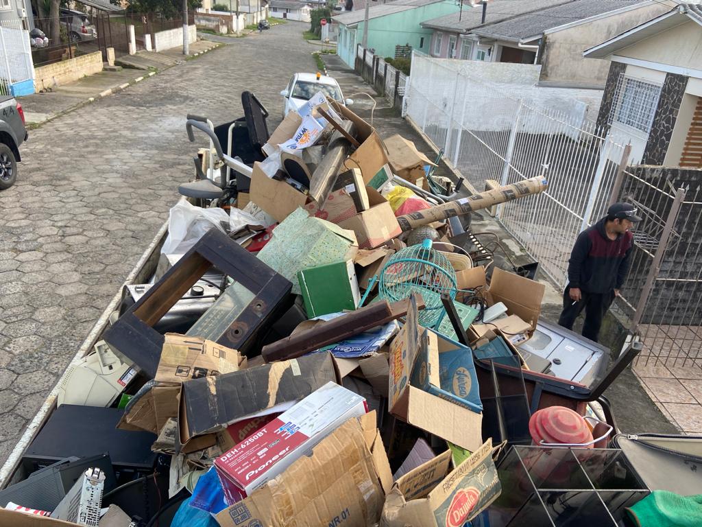 Prefeitura de Lages Mutirão do lixo eletrônico, no bairro Guarujá, coleta 4,5 toneladas de materiais