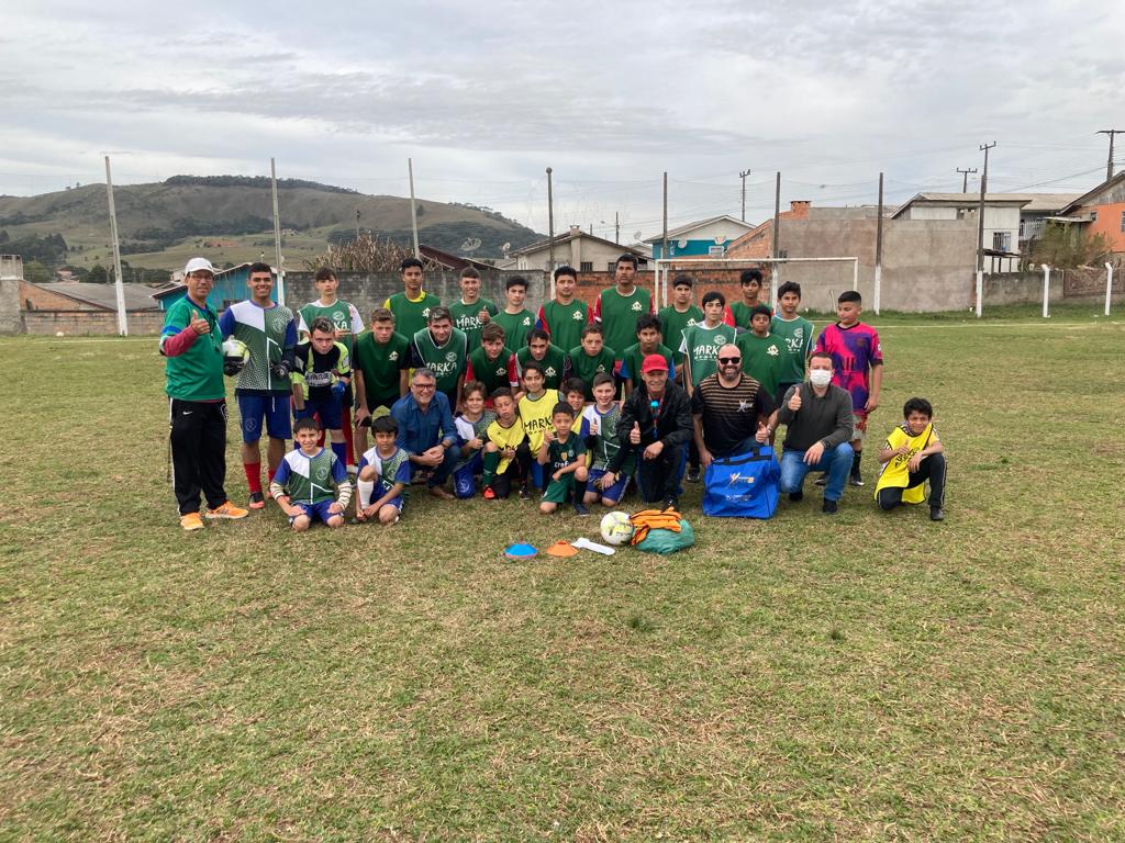 Prefeitura de Lages Fundação de Esportes de Lages realiza entrega de material esportivo para escolinha de futebol