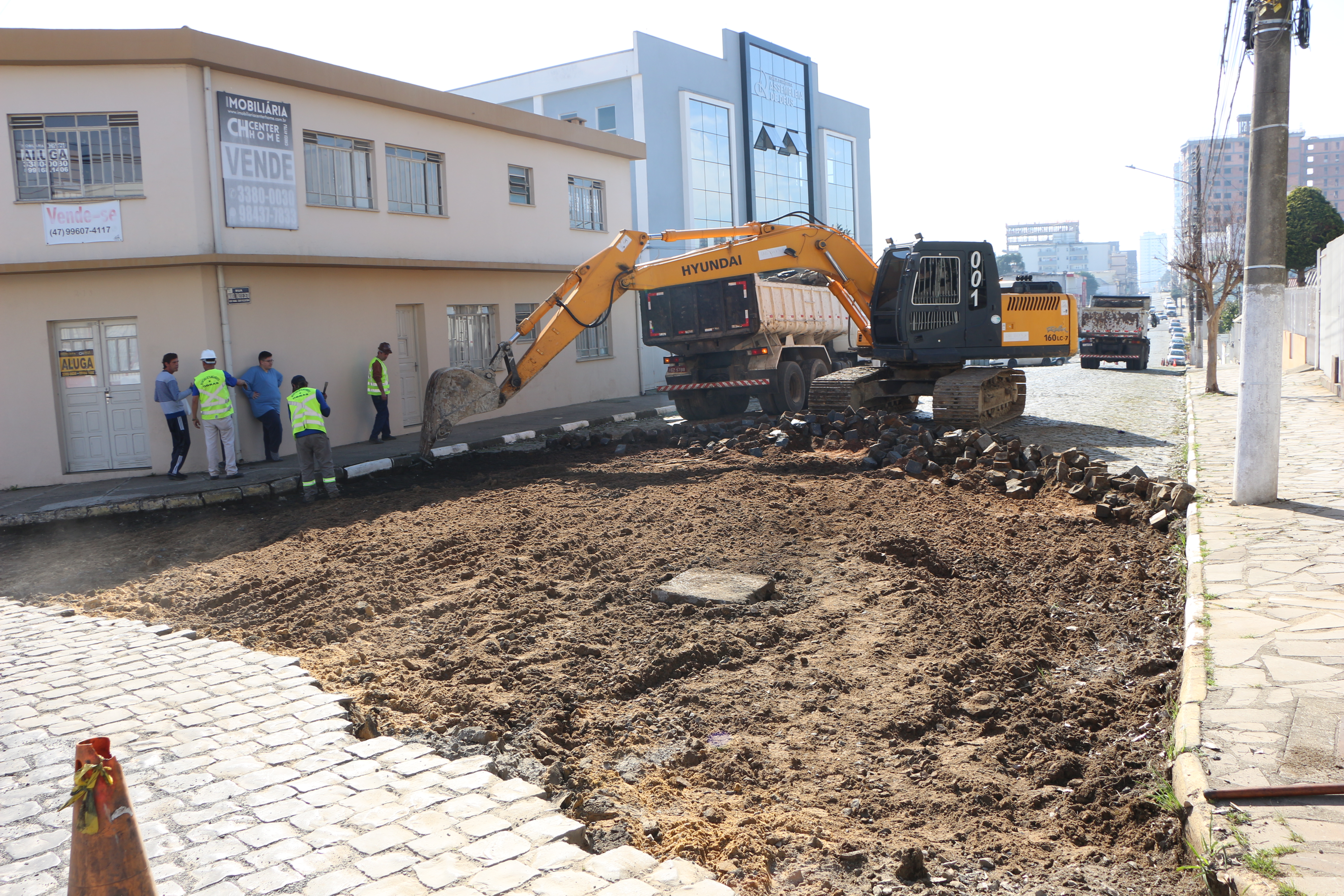 Prefeitura de Lages Inicia serviço de extração de paralelepípedos na rua Manoel Thiago de Castro, centro da cidade 