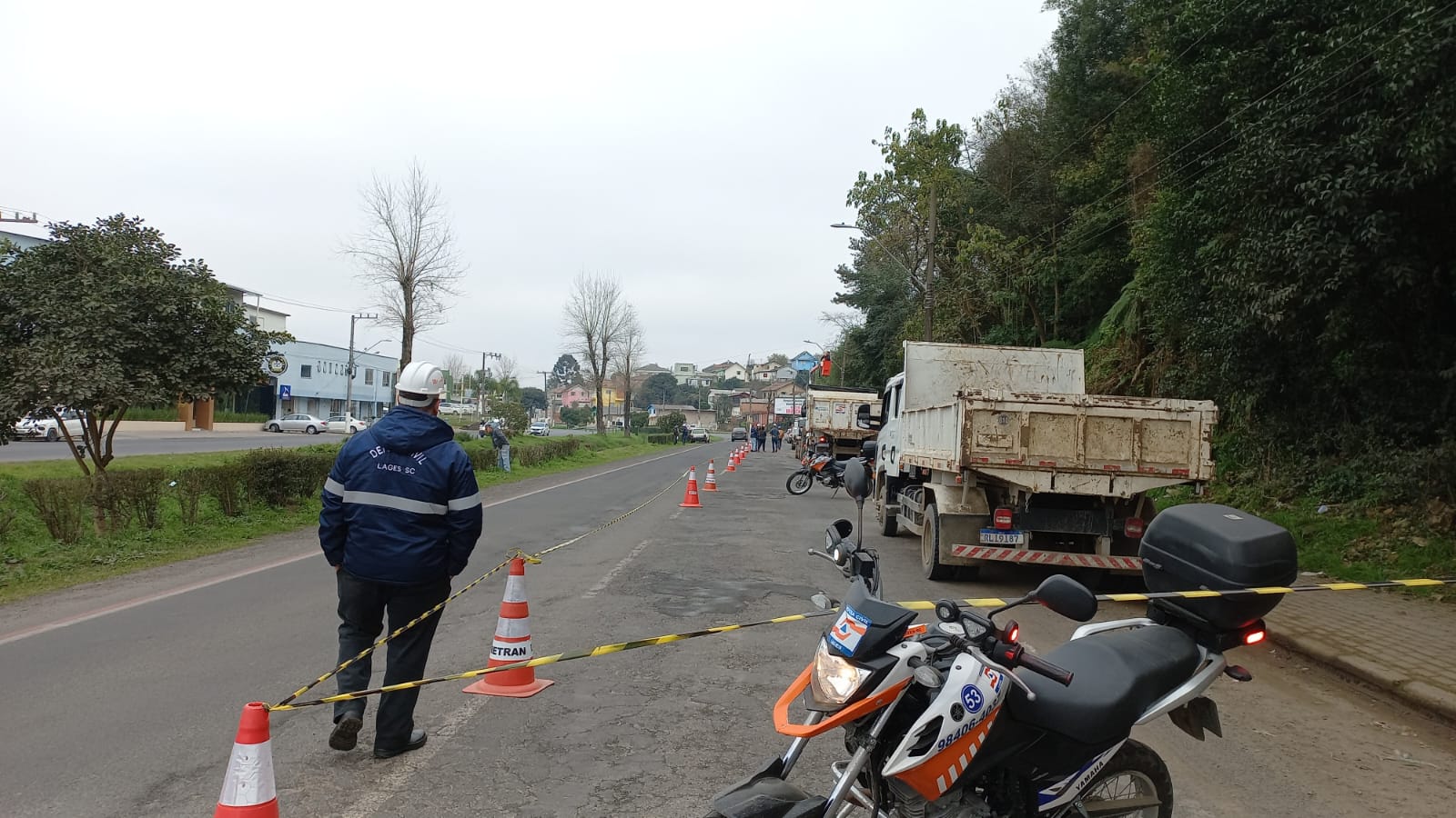 Prefeitura de Lages Defesa Civil retira rocha com risco de queda na avenida Belisário Ramos