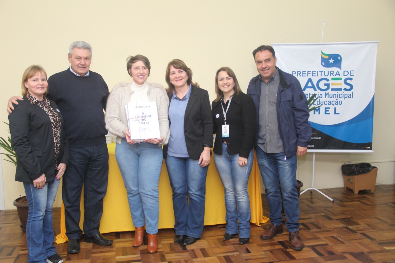 Prefeitura de Lages Unidades de ensino do Sistema Municipal de Educação de Lages recebem exemplares da obra “O Continente da Lagens” 