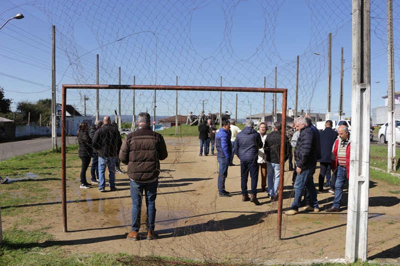 Prefeitura de Lages Ceron assina ordens de serviços para quadras esportivas no Santa Helena e Araucária