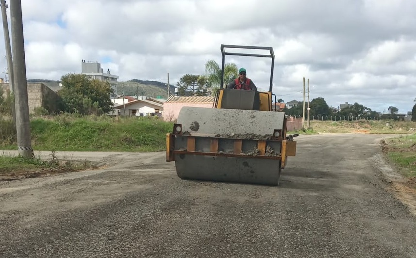 Prefeitura de Lages Bairros Penha, Ferrovia e Ponte Grande recebem melhorias em vias não pavimentadas