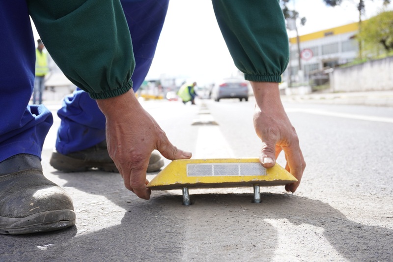 Prefeitura de Lages Tachões reflexivos proporcionam mais segurança no trânsito de Lages