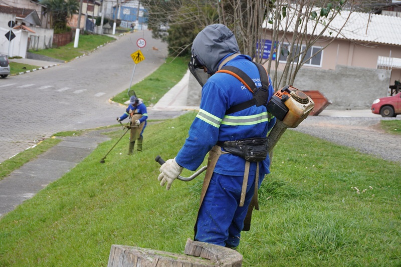 Prefeitura de Lages Equipes de serviços, da Prefeitura, atuam em mais de vinte pontos da cidade, diariamente, na limpeza urbana de Lages