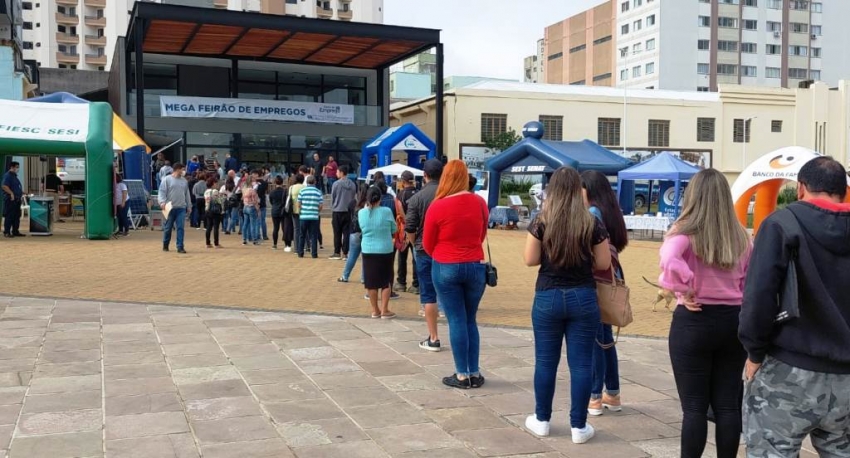 Prefeitura de Lages Prefeitura de Lages é parceira de grande ação social na praça João Costa