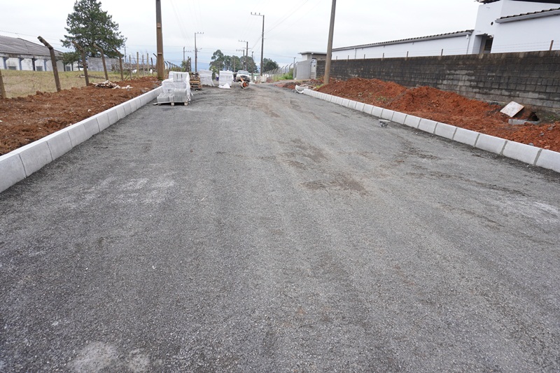 Prefeitura de Lages Trechos da rua Heliodoro Muniz, na Área Industrial, estão preparados para receber asfalto