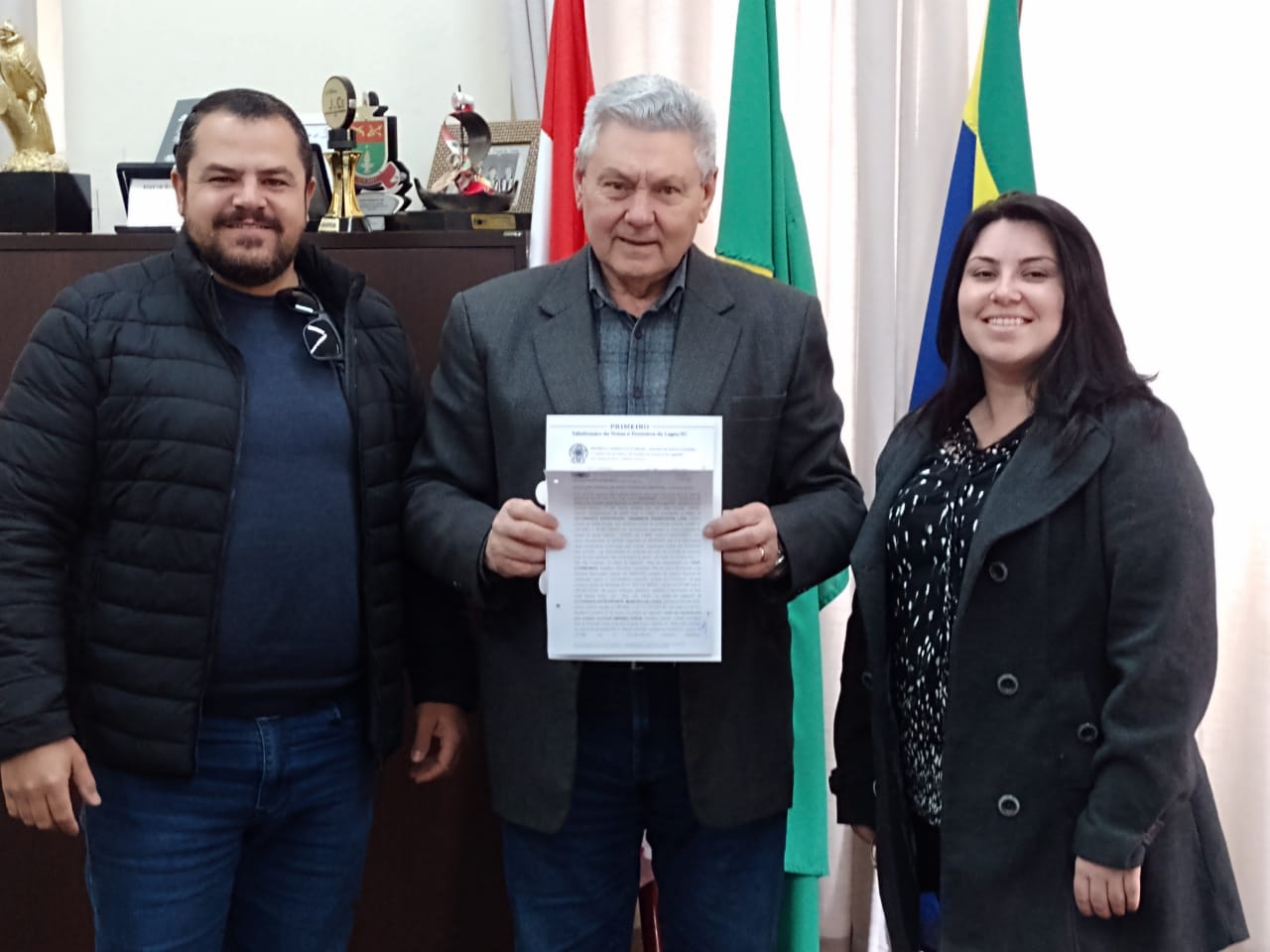 Prefeitura de Lages Prefeito Ceron assina escritura definitiva de terreno de escola municipal