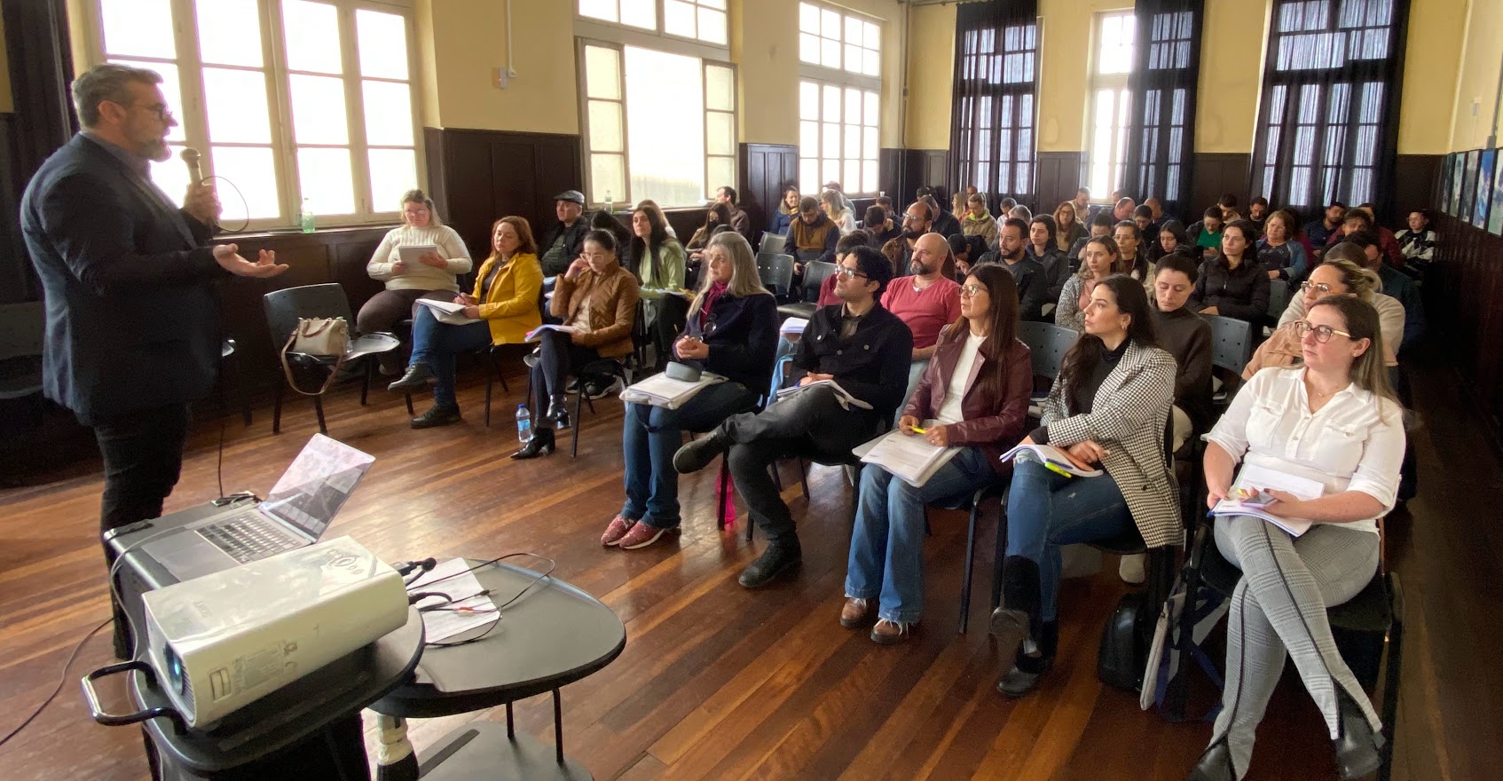 Prefeitura de Lages Prefeitura de Lages capacita servidores a respeito da nova Lei de Licitações e Contratos 