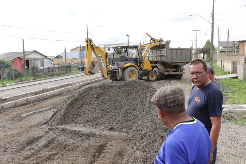 Prefeitura de Lages Trecho da avenida Antônio Ribeiro dos Santos, no bairro Várzea, tem obras de asfaltamento avançadas