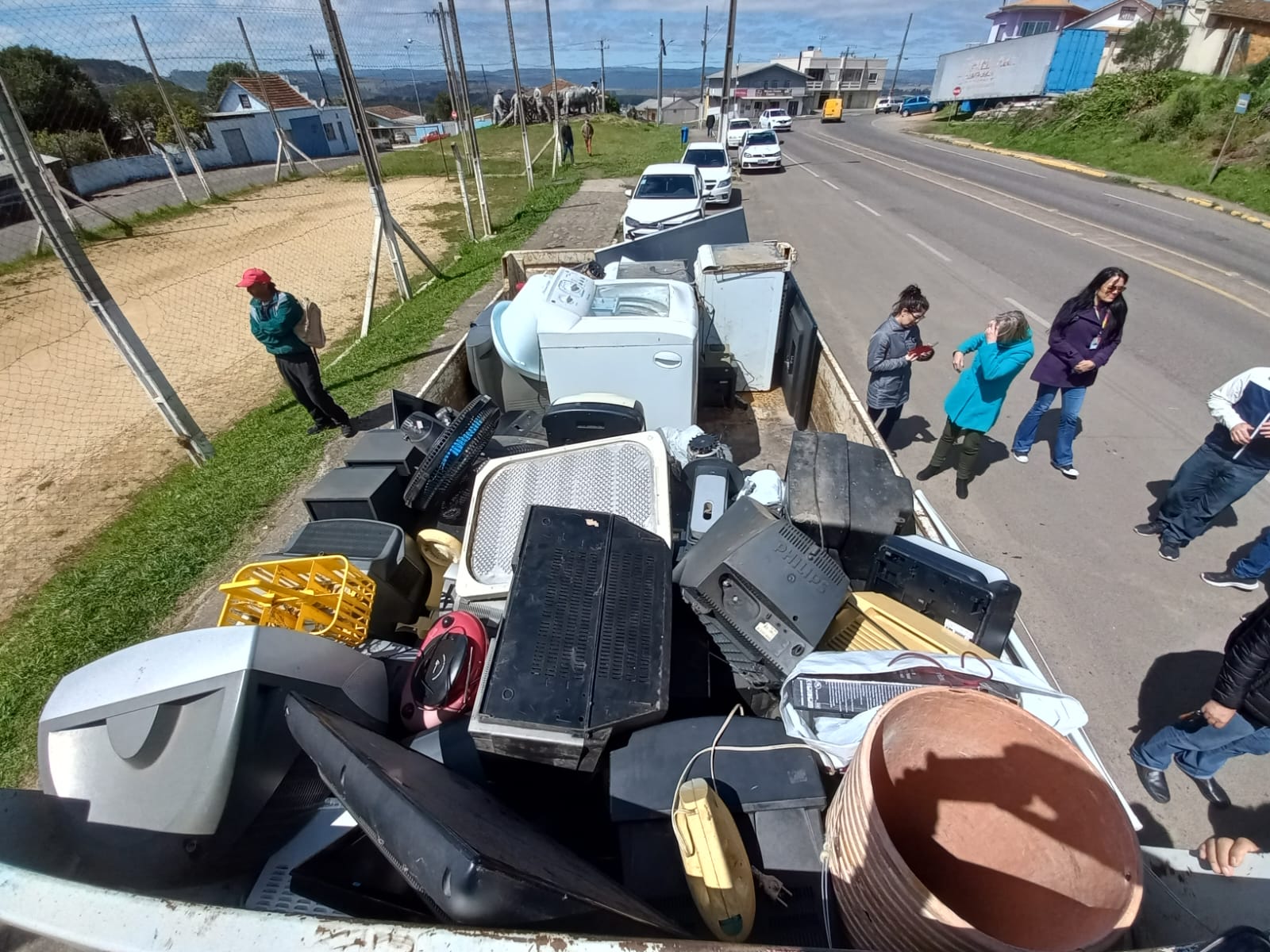 Prefeitura de Lages Mutirão do Lixo Eletrônico recolhe quase 4 toneladas de materiais na região do bairro Conte