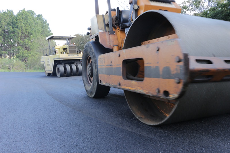 Prefeitura de Lages Obras de revitalização da avenida Victor Alves de Brito já contemplam nova camada asfáltica 