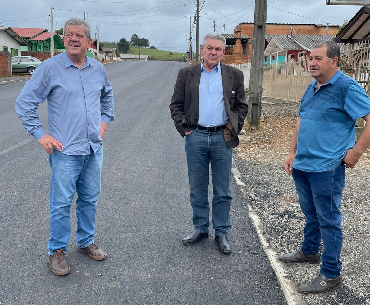 Prefeitura de Lages Prefeito Ceron vistoria obras de asfaltamento da rua João Cláudio Farinhas, no bairro Caroba