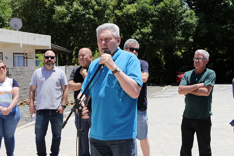 Prefeitura de Lages Prefeitura entrega pavimentação em lajota da rua Maurício Antônio Nunes à comunidade do bairro Santa Helena 