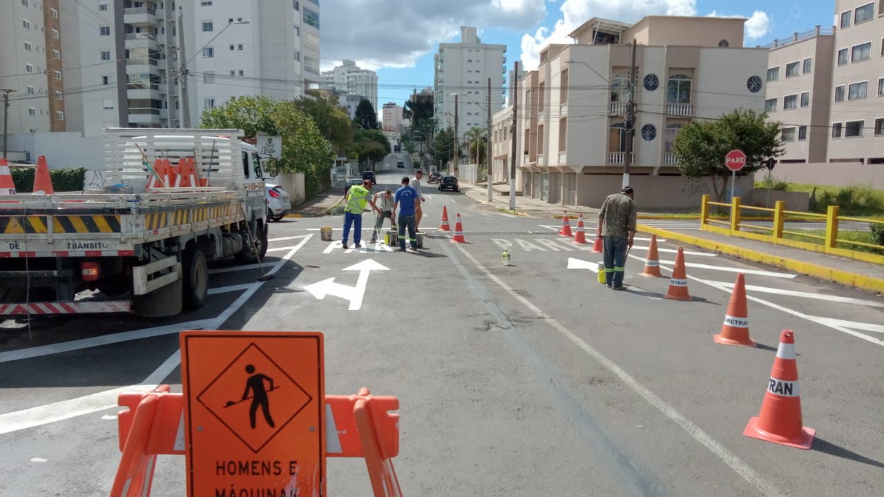 Prefeitura de Lages Sinalização de trânsito de áreas à margem de cruzamento da avenida Carahá visa redução de velocidade