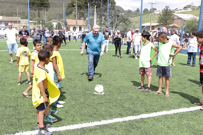 Prefeitura de Lages Prefeito Ceron entrega quadra de futebol society no bairro Novo Milênio