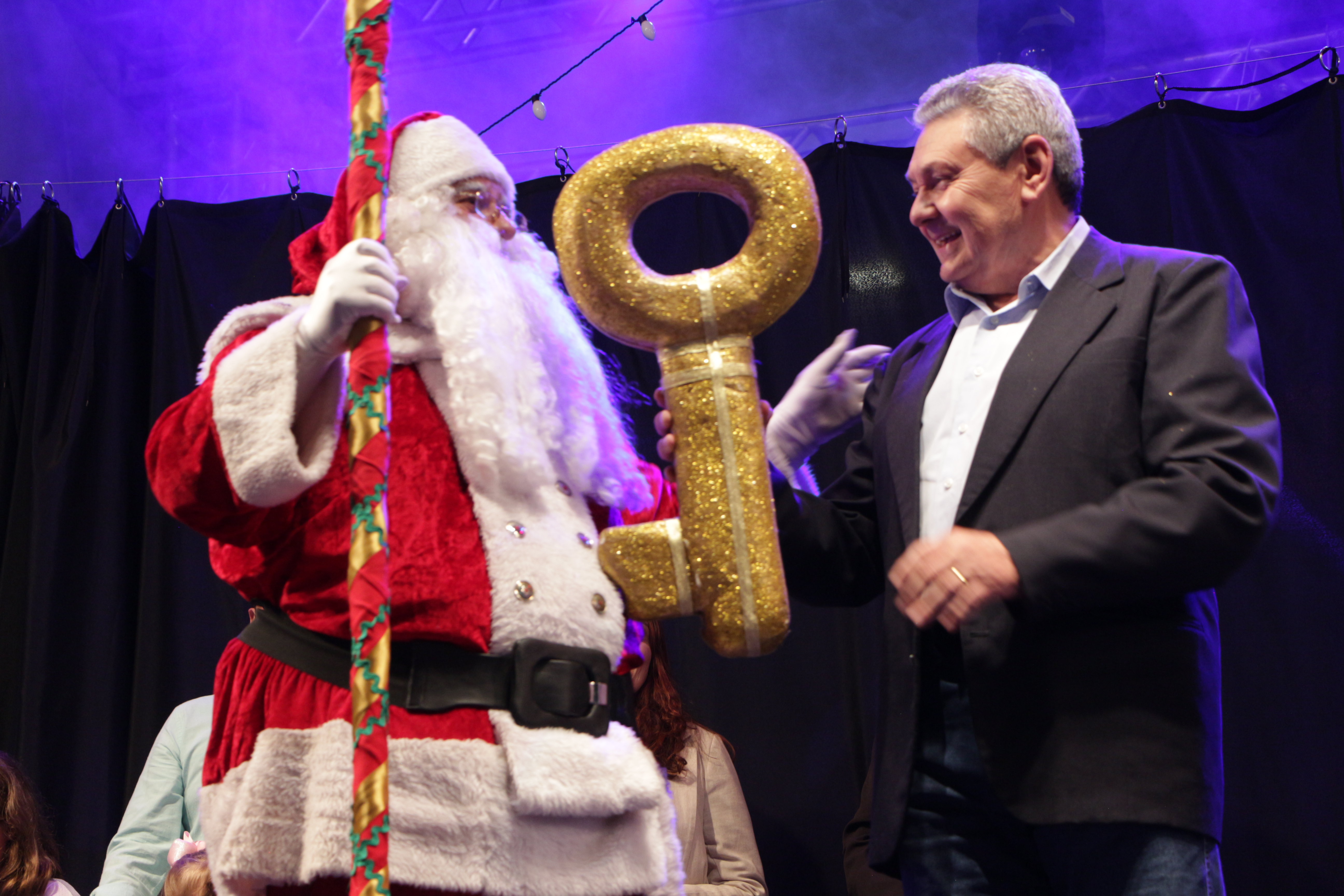 Prefeitura de Lages Natal Felicidade inicia oficialmente com a entrega da chave da cidade ao Papai Noel