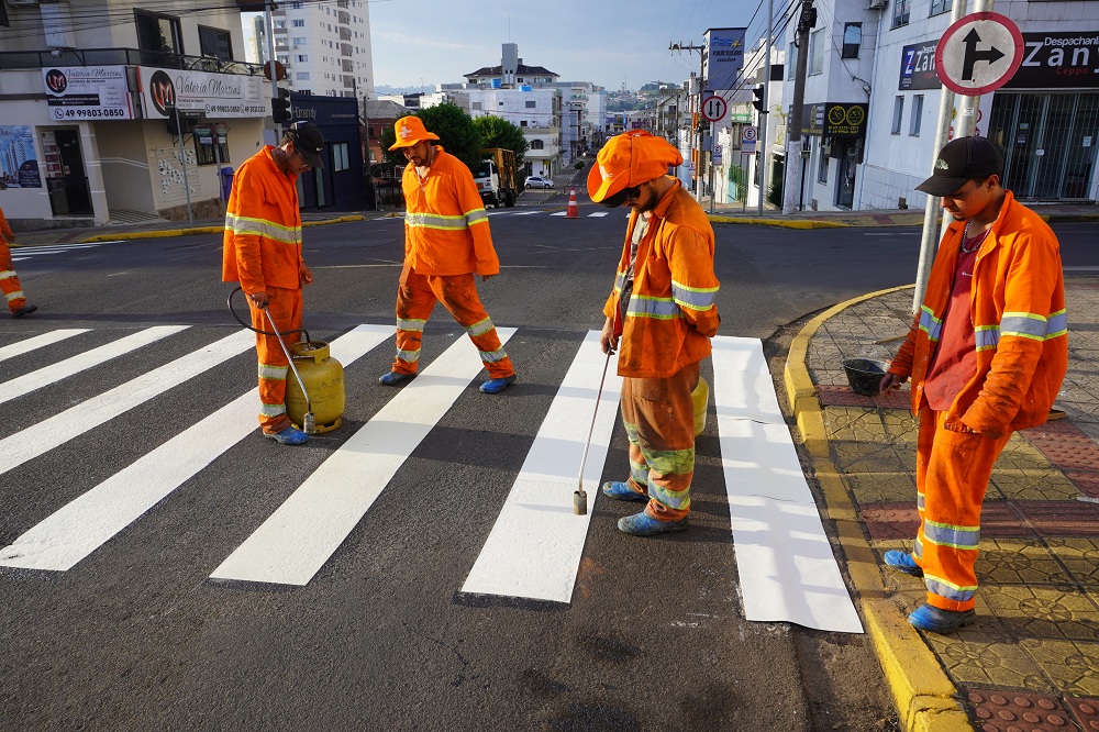 Prefeitura de Lages Prefeitura de Lages restaura sinalização de trânsito na área central da cidade