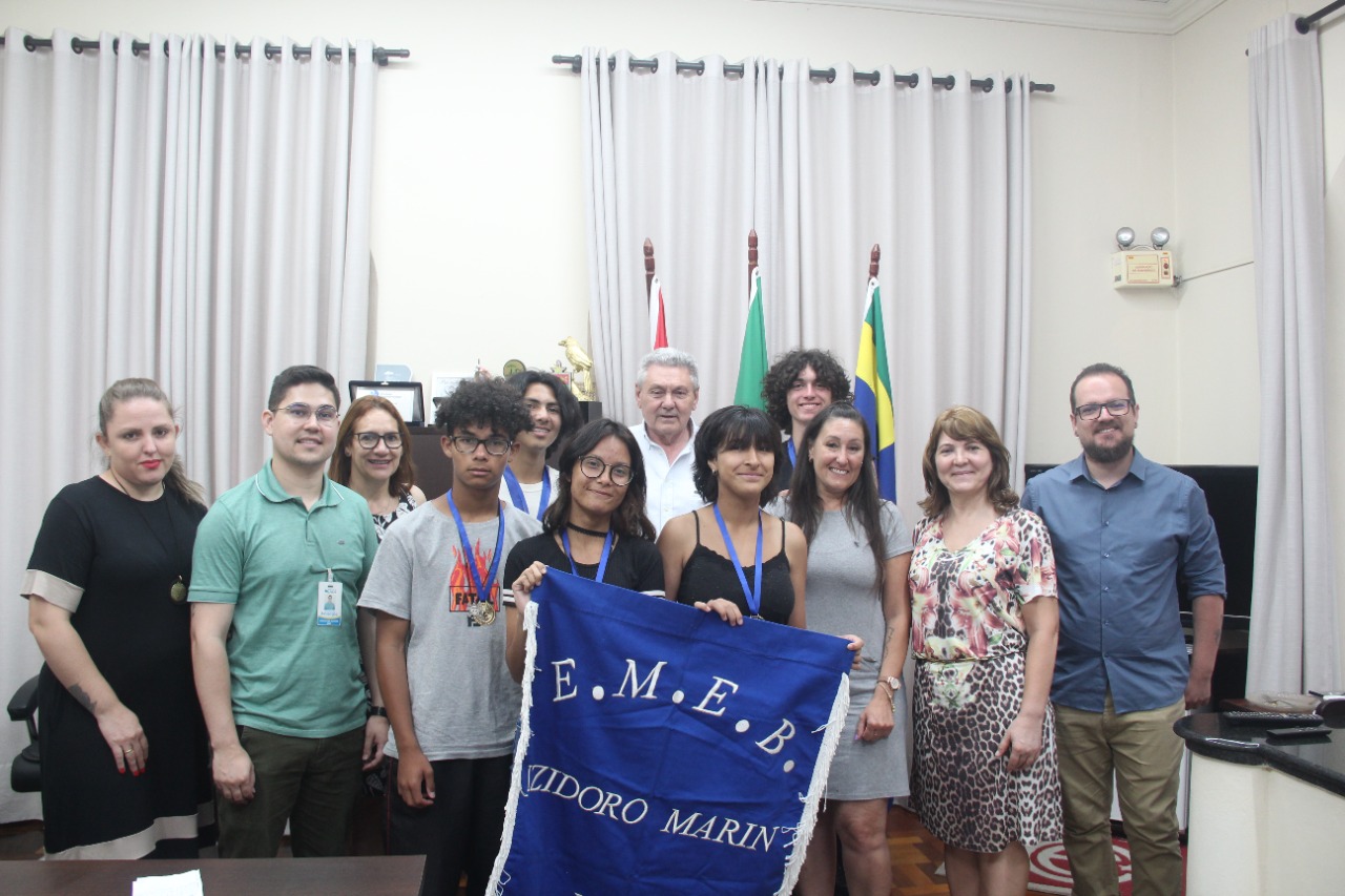 Prefeitura de Lages Prefeito Ceron recebe vencedores da Olimpíada Brasileira de Geografia e finalistas do Prêmio Nacional da Educação Fiscal