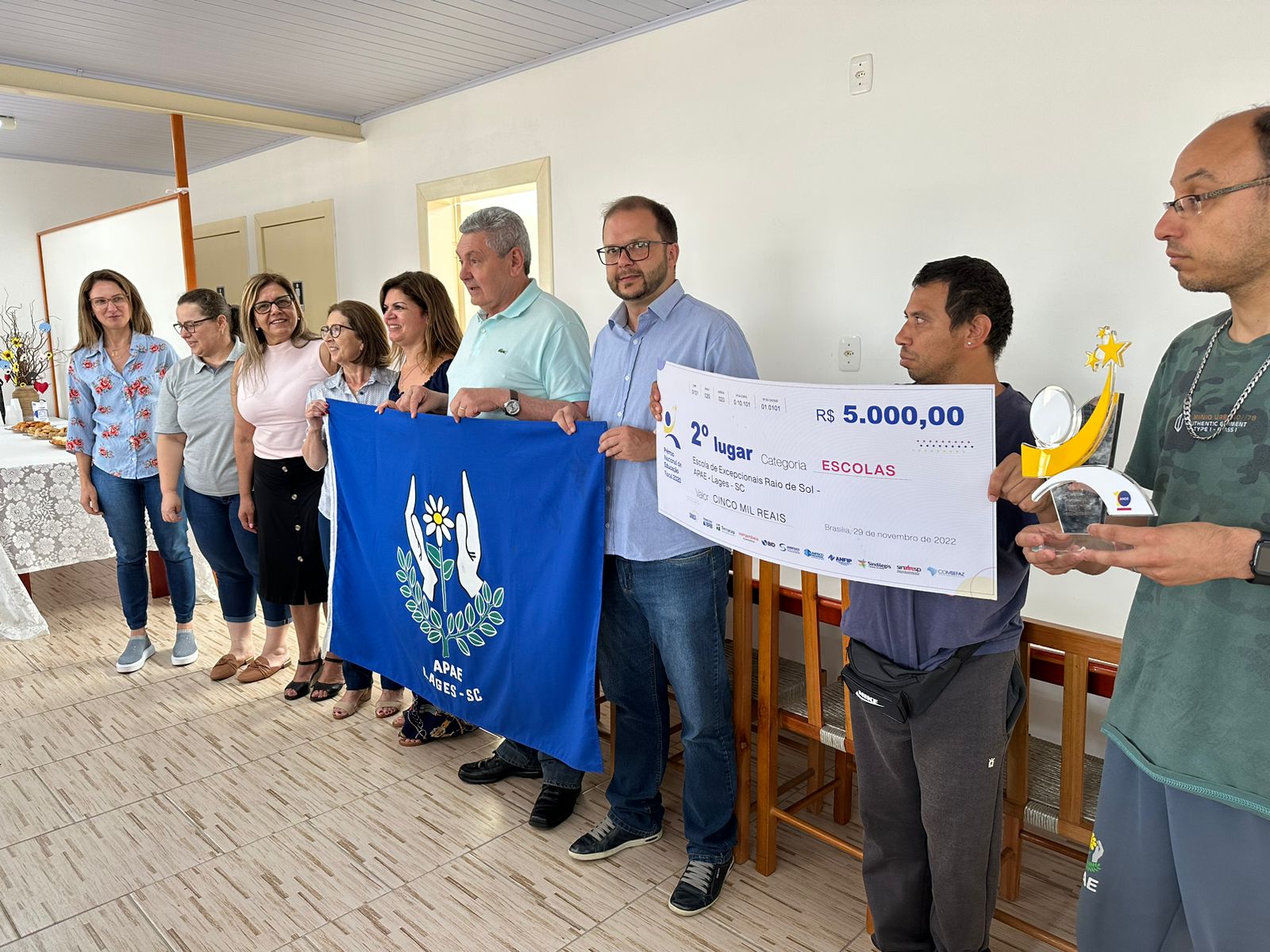 Prefeitura de Lages Prefeito Ceron faz visita à APAE de Lages e parabeniza instituição por prêmio nacional