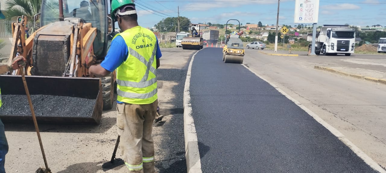 Prefeitura de Lages Equipe de serviços da Prefeitura de Lages trabalha na implantação de ciclofaixa na avenida 31 de Março, no bairro Guarujá