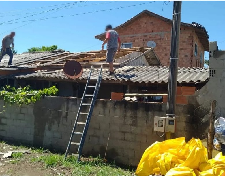 Prefeitura de Lages Defesa Civil de Lages entrega 675 telhas de fibrocimento para a população após tempestade da última segunda-feira (12)