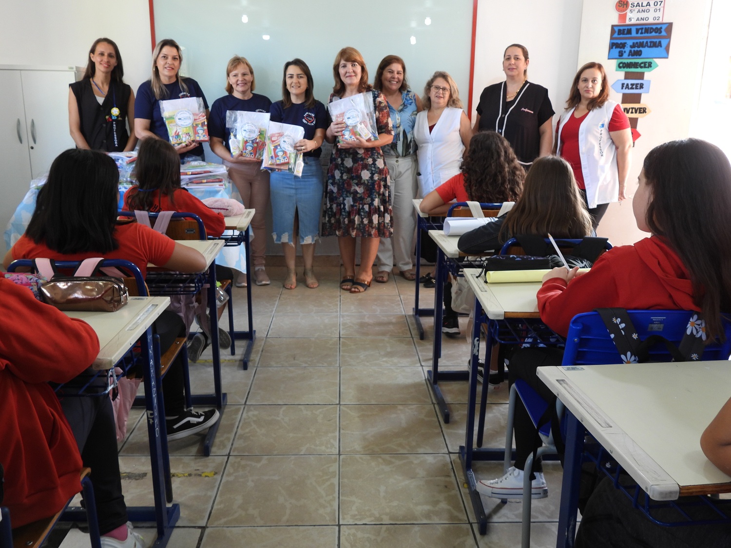 Prefeitura de Lages Crianças e estudantes recebem material escolar do Sistema Municipal de Ensino de Lages