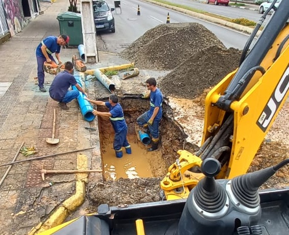 Prefeitura de Lages Rede de distribuição de água de 200mm rompe na avenida Presidente Vargas, na manhã desta quarta-feira (15)