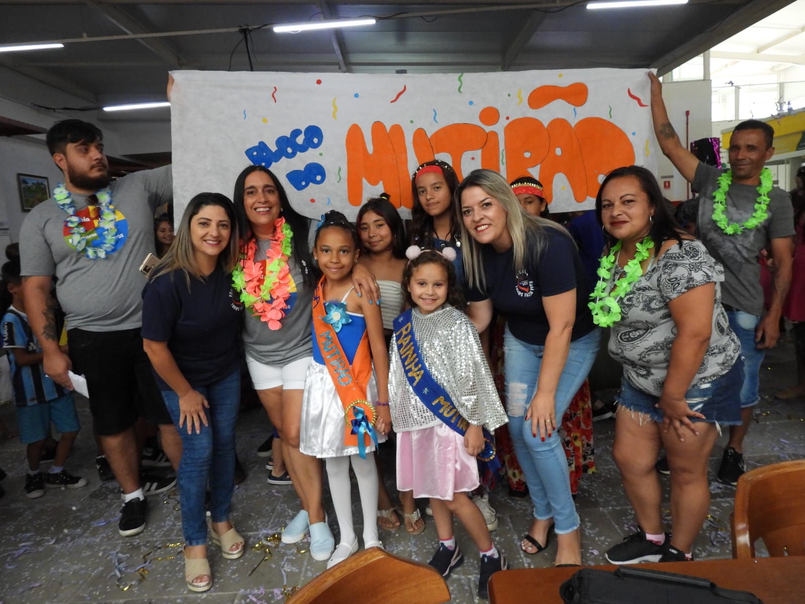 Prefeitura de Lages Crianças e estudantes da EMEB Mutirão participam da festa de Carnaval no Mercado Público