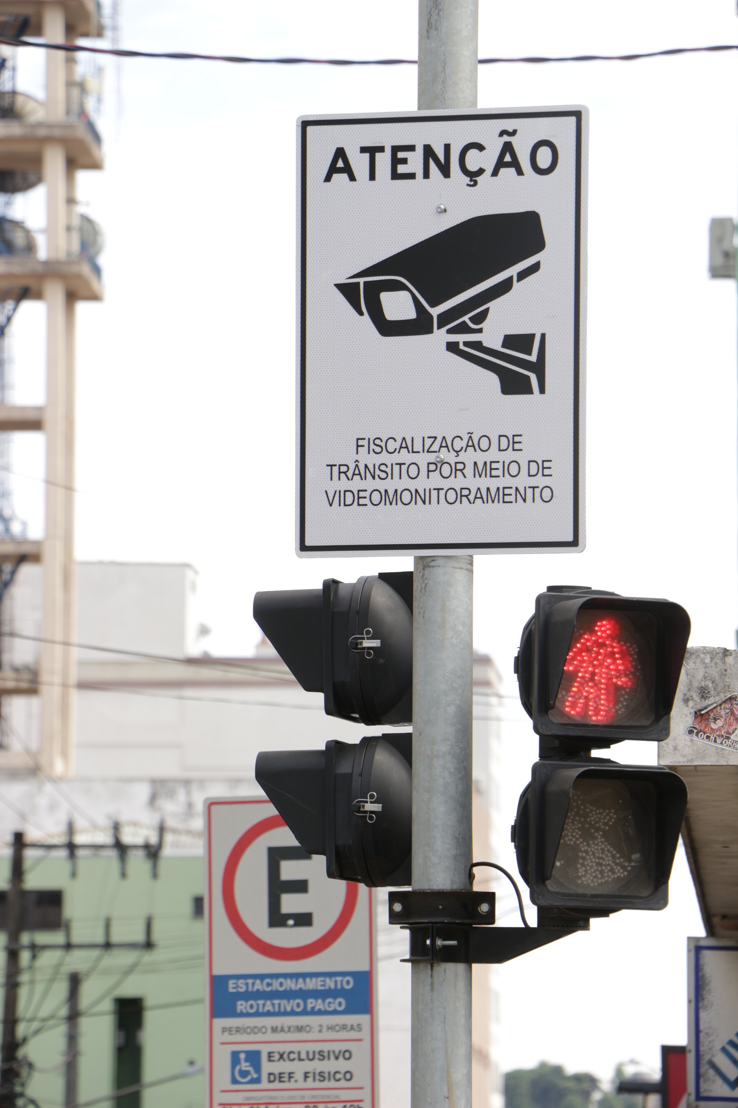 Prefeitura de Lages Diretran instala placas indicativas de câmeras de videomonitoramento em diversos pontos de Lages